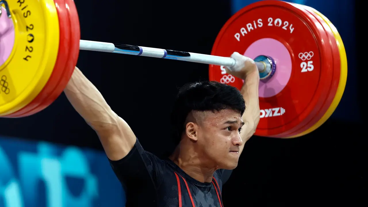 El indonesio Rizki Juniansyah gan&oacute; la medalla de oro de la categor&iacute;a de 73 kilogramos de halterofilia con nuevo r&eacute;cord de los Juegos Ol&iacute;mpicos en envi&oacute;n (199 kilos), adem&aacute;s de levantar 155 kg en arrancada para una puntuaci&oacute;n total de 354. EFE/EPA/MAST IRHAM