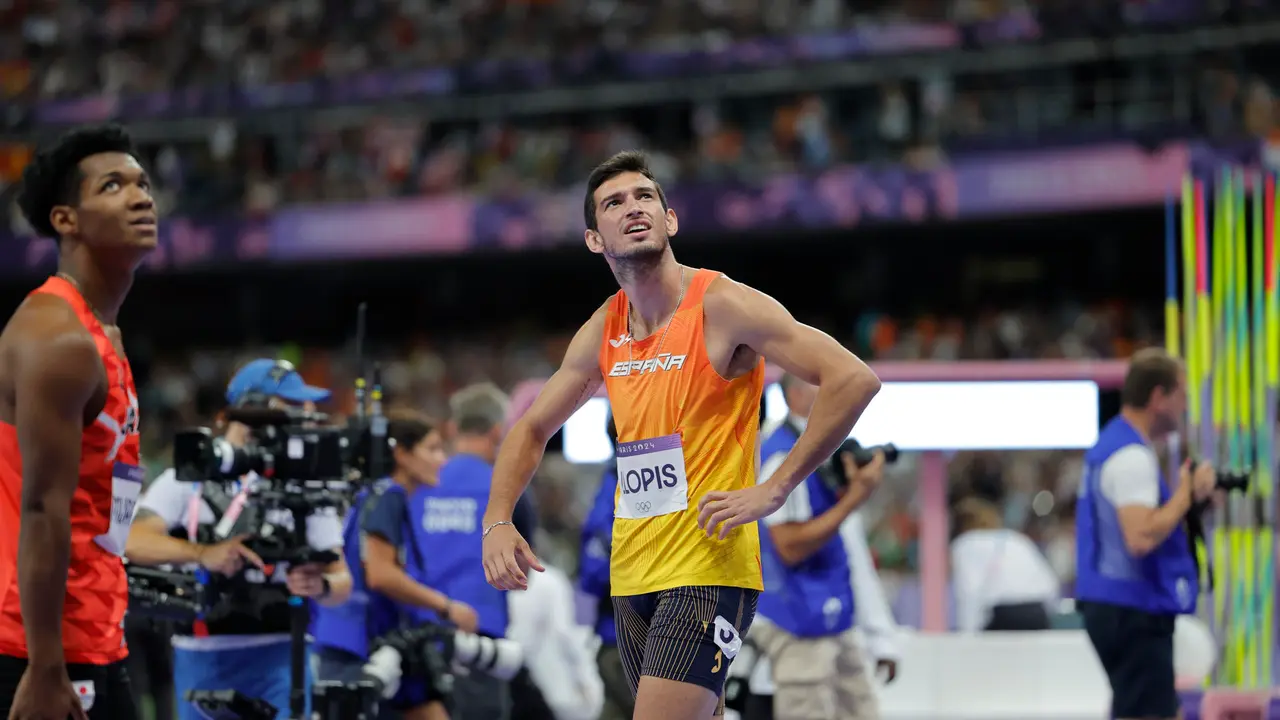 El atleta espa&ntilde;ol Enrique Llopis compite en la final de 110m vallas masculino, en el marco de los Juegos Ol&iacute;mpicos Par&iacute;s 2024, este jueves, en la capital gala. EFE/ Lavandeira Jr