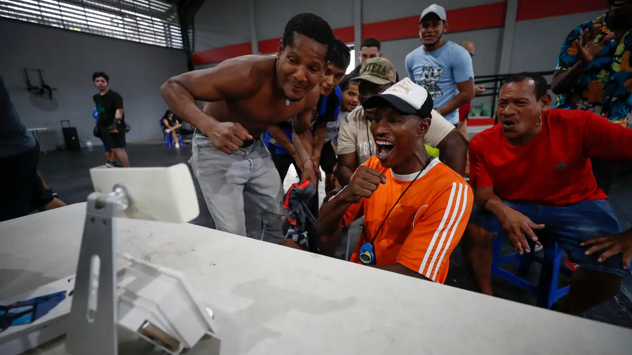Entrenadores y boxeadores paname&ntilde;os fueron registrados este jueves, 8 de agosto, al celebrar la victoria de su compatriota Atheyna Bylon, durante la transmisi&oacute;n del combate de una de las semifinales del boxeo de los Juegos Ol&iacute;mpicos 2024 en la categor&iacute;a de los 75 kg, en el gimnasio Pedro 'Rockero' Alc&aacute;zar de Ciudad de Panam&aacute; (Panam&aacute;). EFE/Bienvenido Velasco
