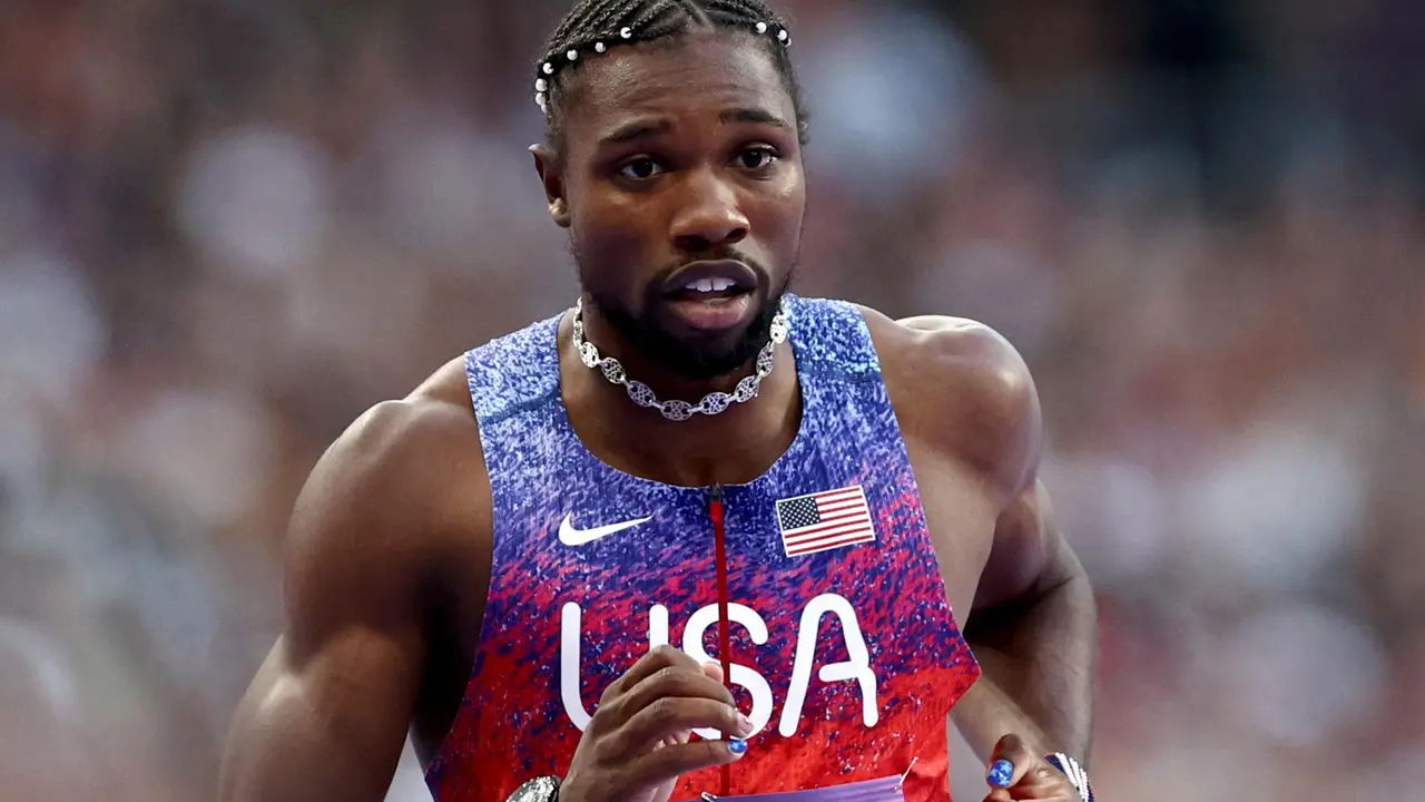 El estadounidense Noah Lyles, que ha renunciado al relevo 4x100, en un momento de su participaci&oacute;n en la final de 200 metros. EFE/EPA/ANNA SZILAGYI