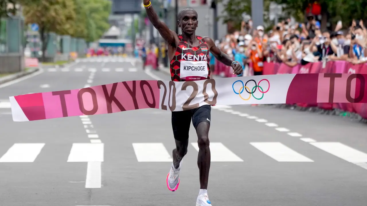 El keniano Eliud Kipchoge, en el momento de proclamarse vencedor del marat&oacute;n de los pasados Juegos Ol&iacute;mpicos de Tokio. EFE/EPA/KIMIMASA MAYAMA