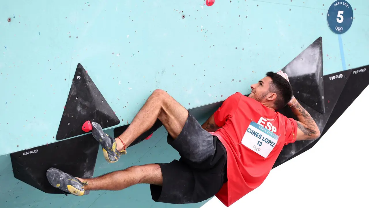 El espa&ntilde;ol Alberto Gin&eacute;s L&oacute;pez, durante su participaci&oacute;n en la final de bloques de la Escalada Deportiva en los Juegos Ol&iacute;mpicos de Par&iacute;s 2024. EFE/EPA/CHRISTOPHE PETIT TESSON