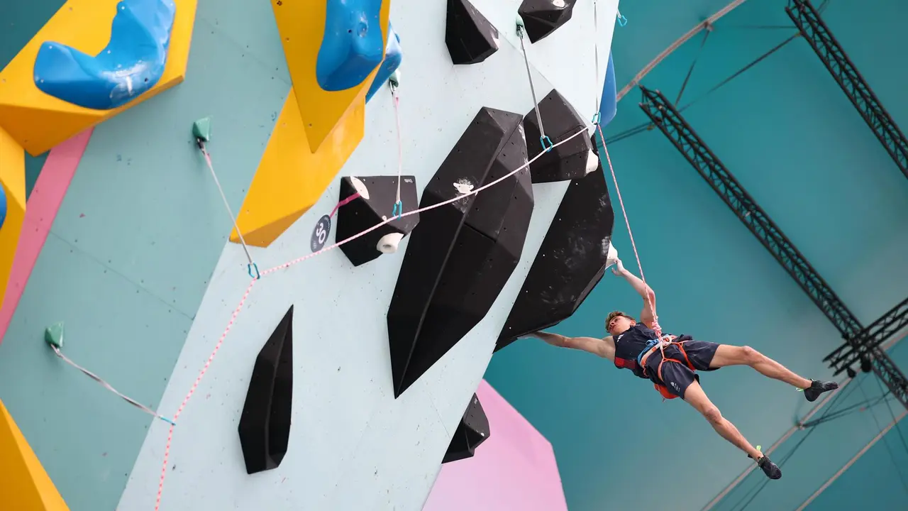 El brit&aacute;nico Toby Roberts, nuevo campe&oacute;n ol&iacute;mpico de escalada deportiva tras imponerse en la final de bloques y dificultad de los Juegos Ol&iacute;mpicos de Par&iacute;s 2024. EFE/EPA/CHRISTOPHE PETIT TESSON