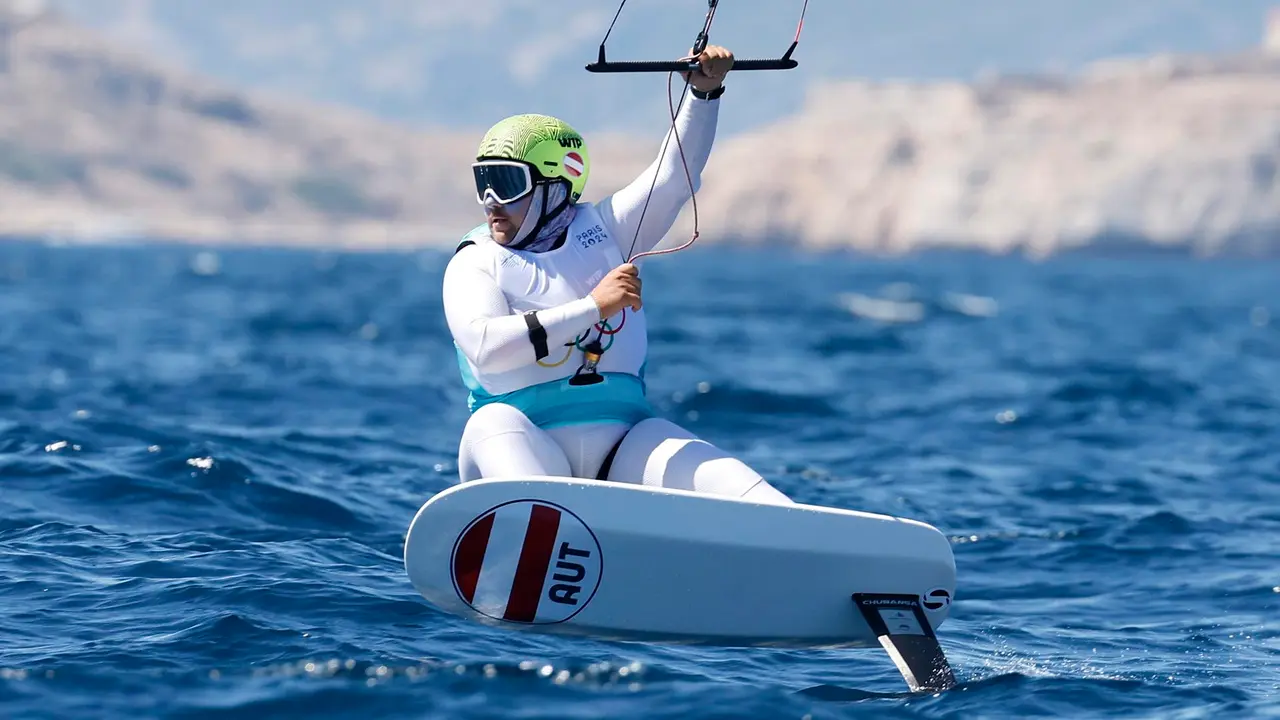 El austr&iacute;aco Valentin Bontus se adjudic&oacute; la victoria en la F&oacute;rmula Kite (tabla con cometa y foil) masculina, clase que se ha estrenado en estos Juegos de Par&iacute;s 2024. EFE/EPA/SEBASTIEN NOGIER