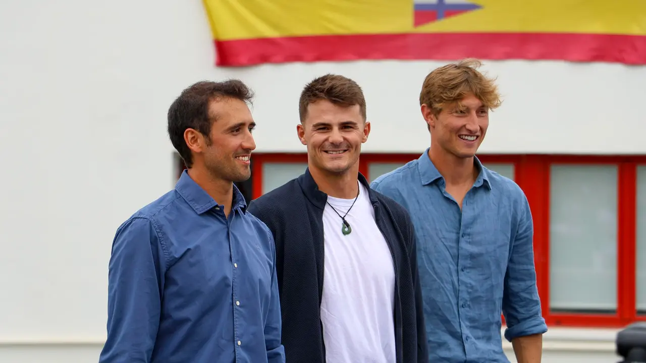 Homenaje en el exterior del Real Club Mar&iacute;timo de Santander a los ganadores de la medalla de oro de vela en los Juegos Ol&iacute;mpicos de Par&iacute;s, Diego Bot&iacute;n y Flori&aacute;n Trittel, y su entrenador &Aacute;lvaro del Arco, en un acto abierto a todos los presentes hoy viernes en la capital c&aacute;ntabra. EFE/Celia Ag&uuml;ero Pereda
