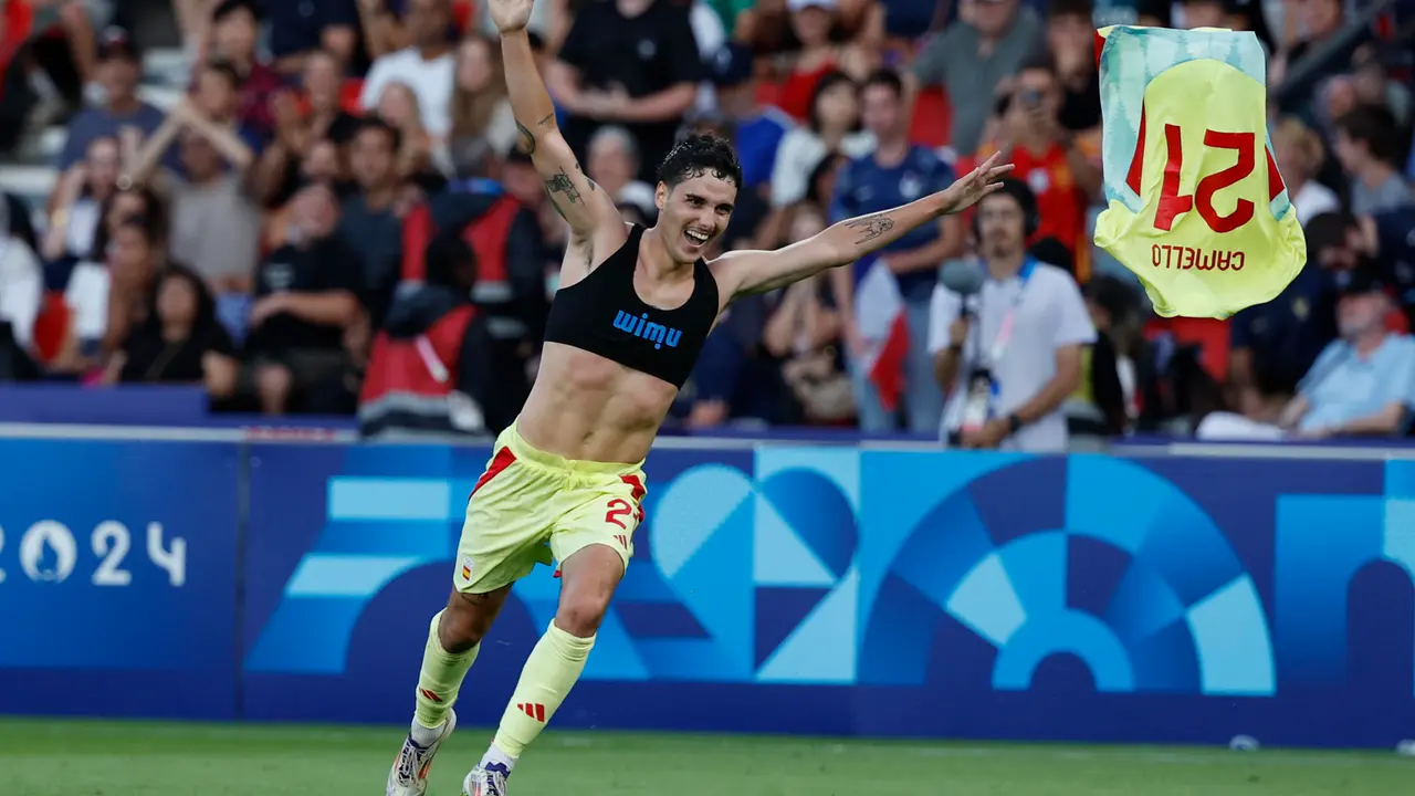 Sergio Camello celebra su segundo gol ante Francia durante la prorroga del partido por la medalla de oro de los Juegos Ol&iacute;mpicos de Par&iacute;s 2024 que Francia y Espa&ntilde;a disputan este viernes en el Parc des Princes, de Paris . EFE/ Juanjo Martin