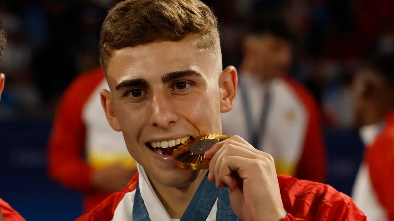 PARIS, 09/08/2024.- El jugador espa&ntilde;ol Ferm&iacute;n L&oacute;pez posa con la medalla de oro conseguida en la final de f&uacute;tbol masculino de los Juegos Ol&iacute;mpicos de Par&iacute;s 2024 que Francia y Espa&ntilde;a han disputado este viernes en el Parque de los Pr&iacute;ncipes, de Paris . EFE/ Juanjo Martin