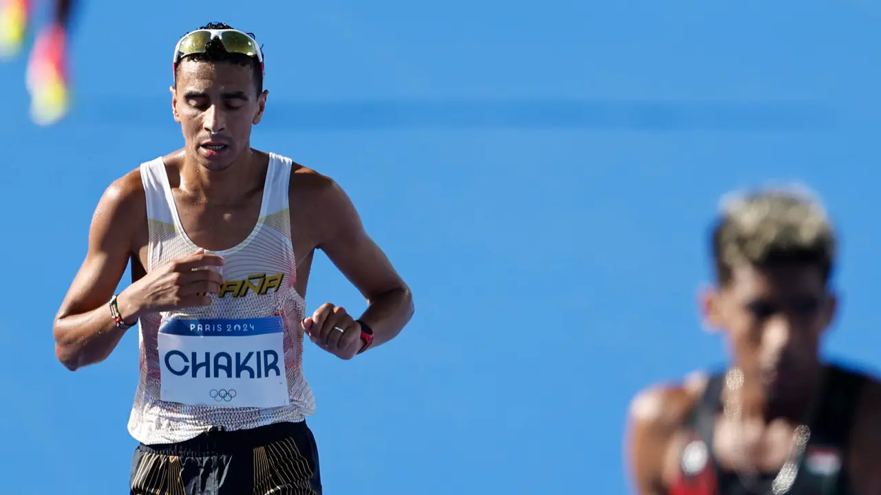 El atleta espa&ntilde;ol Ibrahim Chakir cruza la l&iacute;nea de meta en la prueba de marat&oacute;n masculino de los Juegos Ol&iacute;mpicos 2024 disputado este s&aacute;bado en Par&iacute;s. EFE/Sashenka Guti&eacute;rrez