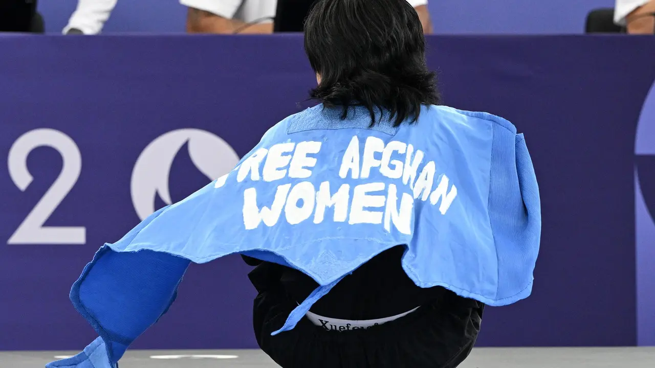 La b-girl afgana Talash, integrante del equipo ol&iacute;mpico de refugiados, fue descalificada de la competici&oacute;n de breaking debido a un mensaje pol&iacute;tico en su vestimenta.EFE/EPA/CAROLINE BLUMBERG