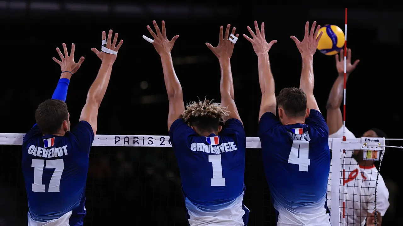 Trevor Clevenot, Barthelemy Chinenyeze y Jean Patry, de Francia, tratan de bloquear el disparo de Wilfredo Le&oacute;n, de Polonia, durante la final de voleibol de los Juegos Ol&iacute;mpicos de Par&iacute;s 2024. EFE/EPA/RITCHIE B. TONGO
