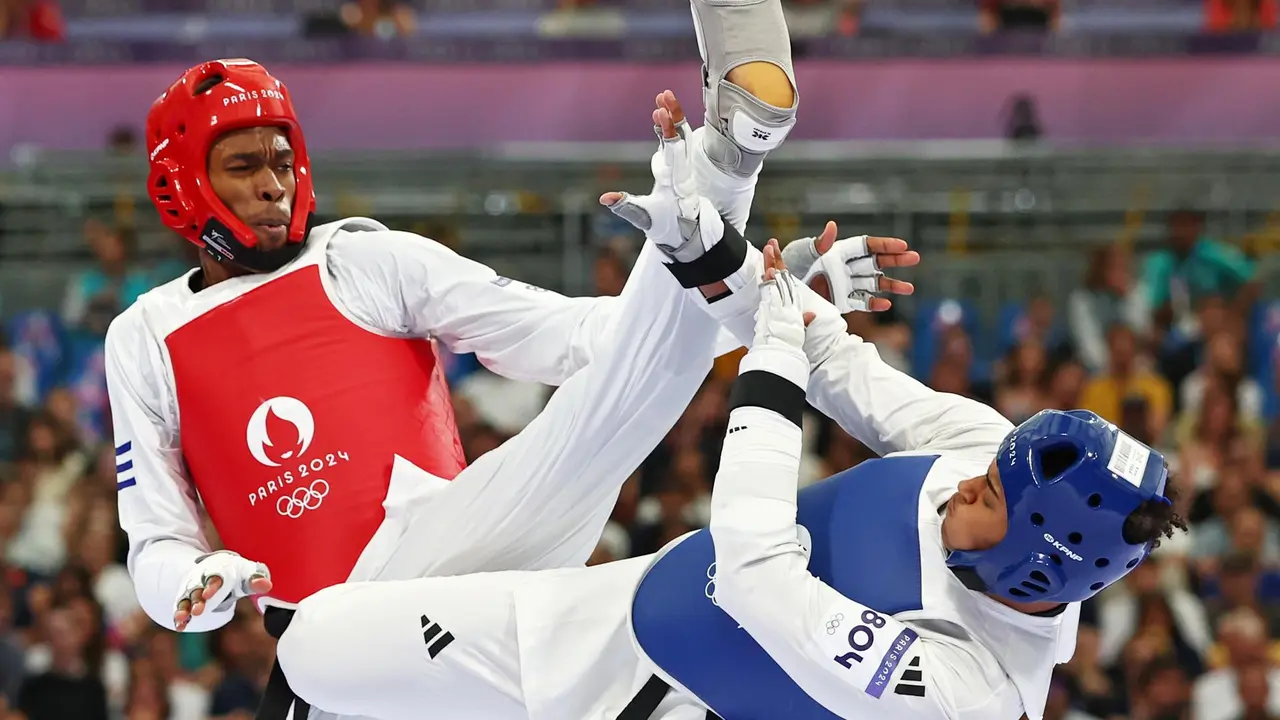 El cubano Rafael Alba of Cuba (rojo) en su combate contra el brit&aacute;nico Caden Cunningham en el Grand Palais en Paris, Francia. EFE/EPA/DIVYAKANT SOLANKI