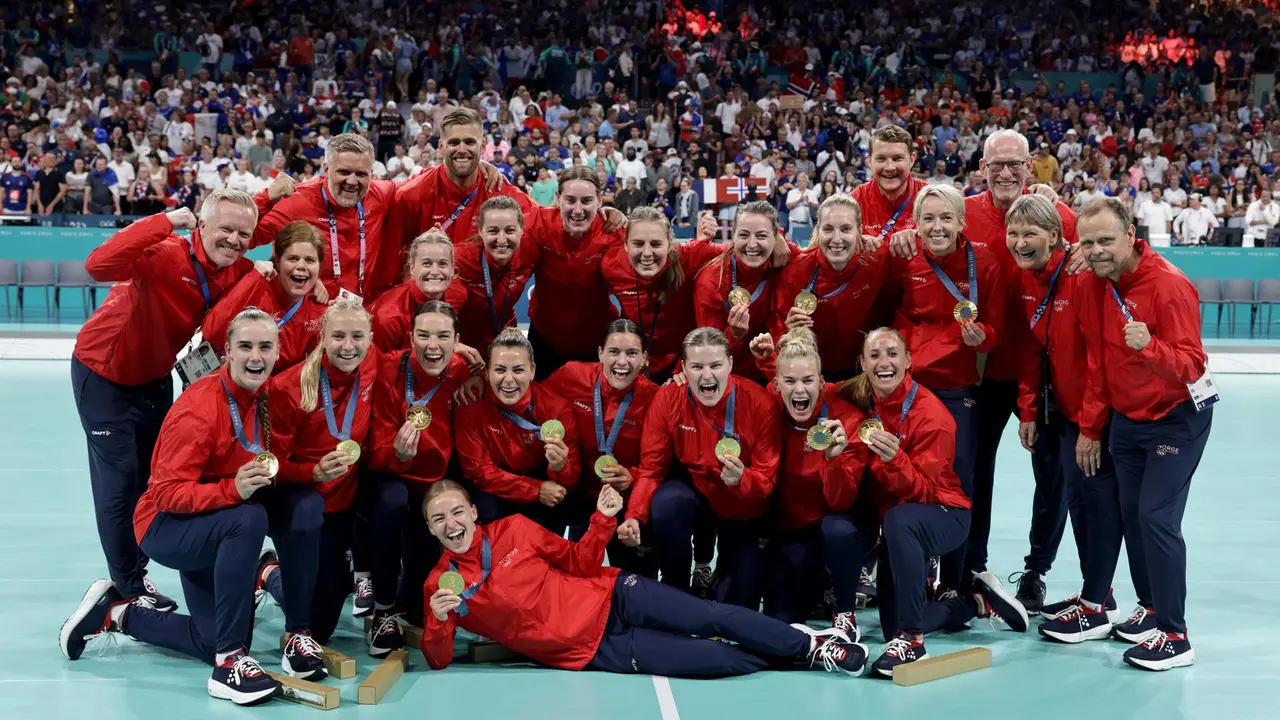 La selecci&oacute;n noruega femenina de balonmano sum&oacute; su tercer titulo de campeona ol&iacute;mpica tras ganar a Francia en el Pierre Mauroy Stadium en Villeneuve-d'Ascq, Francia. EFE/EPA/ALEX PLAVEVSKI