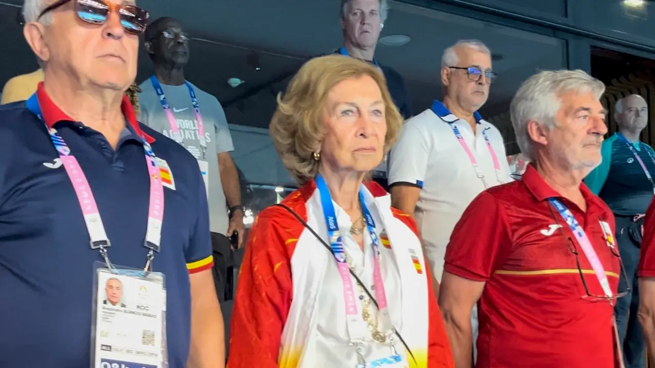 La reina Sof&iacute;a asiste a la final de waterpolo femenino en Par&iacute;s, este s&aacute;bado. La Casa Real ha felicitado este s&aacute;bado a la selecci&oacute;n femenina espa&ntilde;ola de waterpolo por su medalla de oro conseguida en los Juegos Ol&iacute;mpicos de Par&iacute;s: &ldquo;Hab&eacute;is hecho historia&rdquo;, celebra tras un partido al que ha asistido la reina Sof&iacute;a. EFE/Casa Real