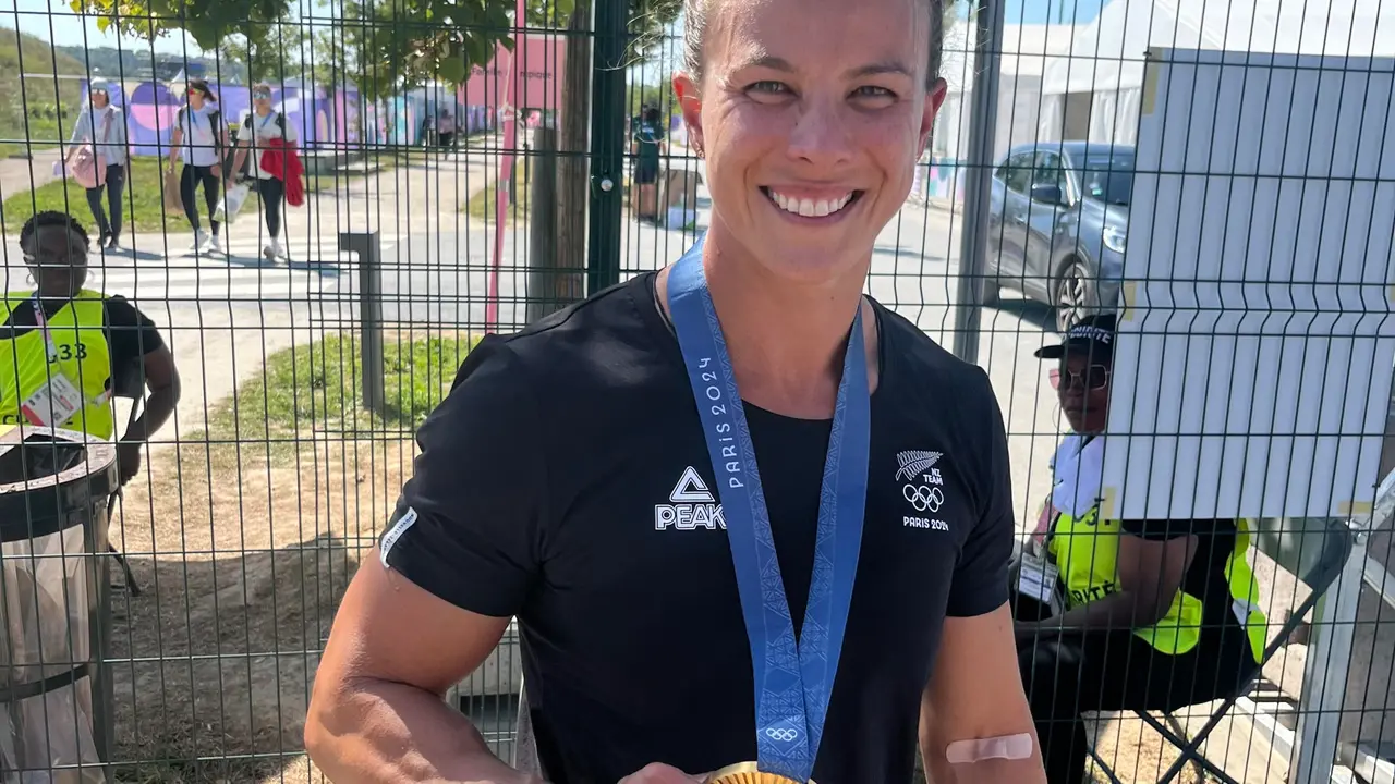 La pirag&uuml;ista neozelandesa Lisa Carrigton se convirti&oacute; en una de las grandes figuras en el canal de Vaires-sur-Marne al lograr tres medallas de oro, &eacute;xito que ya logr&oacute; en Tokio 2020. EFE/ Helena S&aacute;nchez Garc&iacute;a