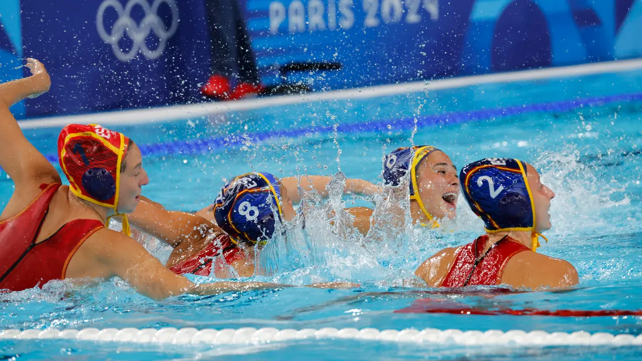 Las waterpolistas espa&ntilde;olas Laura Ester Ramos (i), Pili Pe&ntilde;a (2i), Paula Crespi (2d) e Isabel Piralkova (d) se lanzan a la piscina tras pitar el final del partido y proclamarse ganadoras de la medalla de oro de los Juegos Ol&iacute;mpicos de Par&iacute;s 2024 ante Australia este s&aacute;bado en Nanterre, Francia. EFE/ Lavandeira Jr.