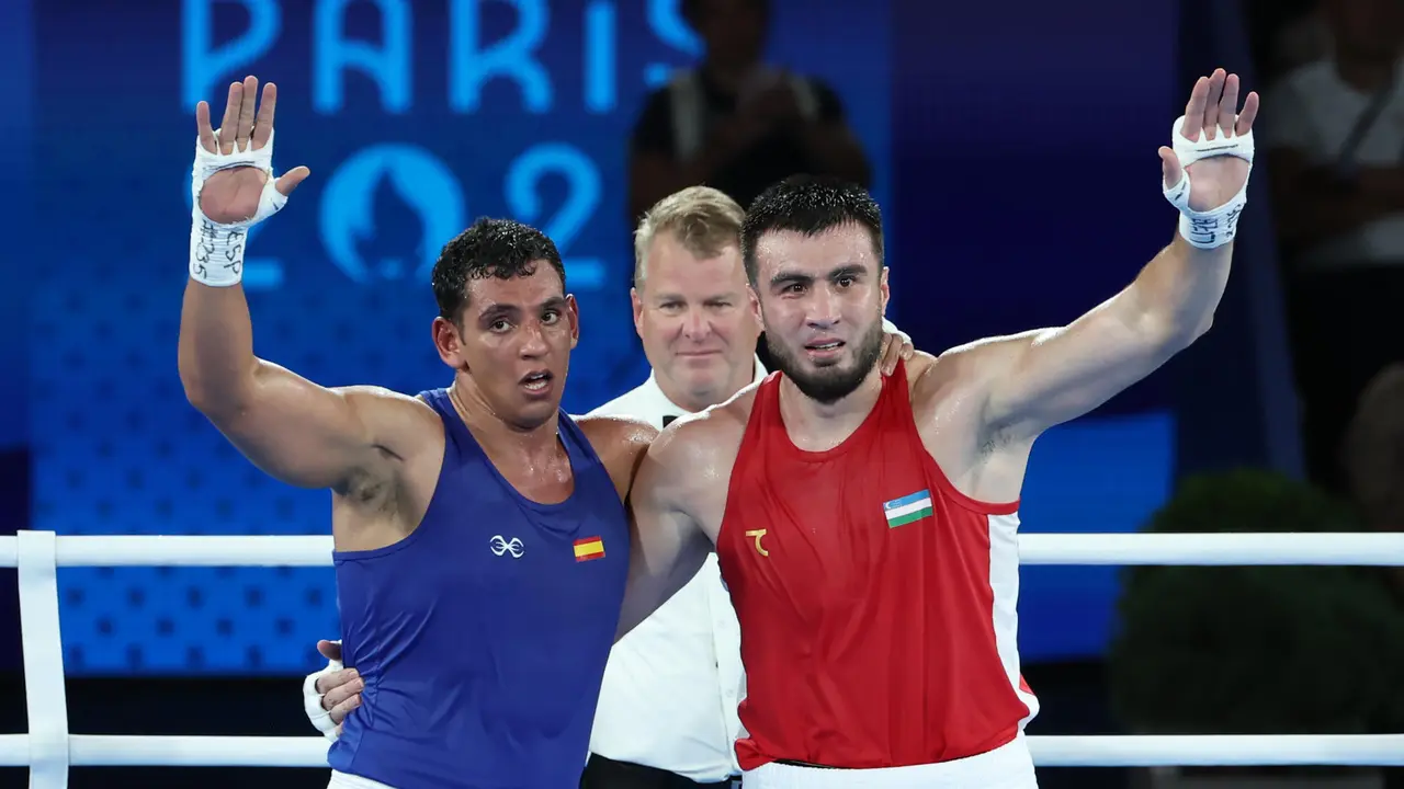 El boxeador uzbeko Bahodir Jalolov vence al espa&ntilde;ol Ayoub Ghadfa (azul) tras el combate por la medalla de oro de Boxeo +92 kg masculino, de los Juegos Ol&iacute;mpicos de Par&iacute;s 2024 este s&aacute;bado, en el Estadio Roland-Garros de la capital gala. EFE/ Kiko Huesca