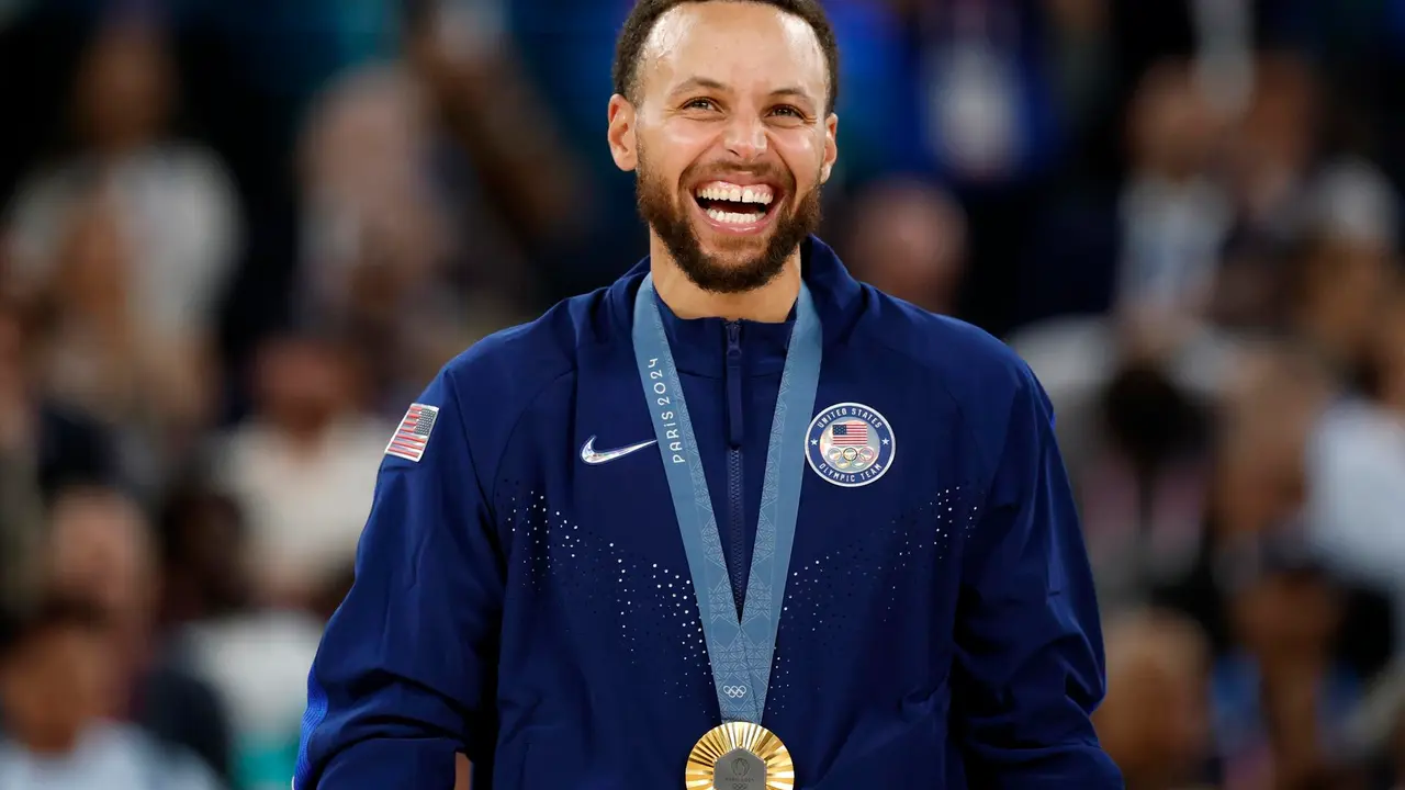 Stephen Curry, base estrella de Estados Unidos, fue registrado este s&aacute;bado, 10 de agosto, al posar con la medalla de oro del baloncesto de los Juegos Ol&iacute;mpicos 2024, en el coliseo South Par&iacute;s Arena de la capital francesa. EFE/Caroline Brehman