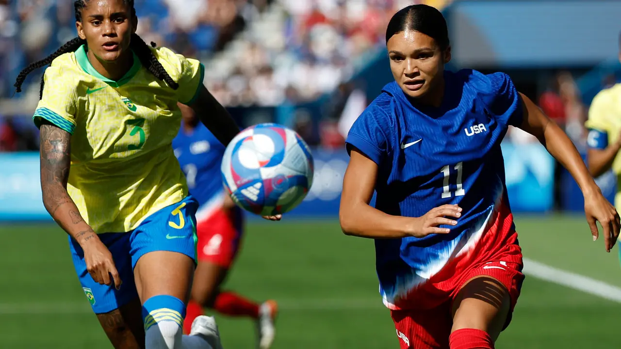 La defensa brasile&ntilde;a Tarciane (i) disputa un bal&oacute;n ante la jugadora estadounidense Sophia Smith durante la final del torneo ol&iacute;mpico de f&uacute;tbol. EFE/Miguel To&ntilde;a
