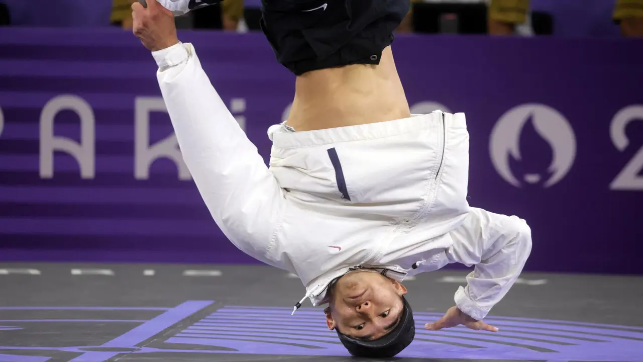 Shigekix, de Jap&oacute;n durante su competici&oacute;n contra el estadounidense Victor, en la batalla por el bronce del breaking en los Los Juegos Ol&iacute;mpicos de Par&iacute;s 2024. EFE/EPA/TERESA SU&Aacute;REZ