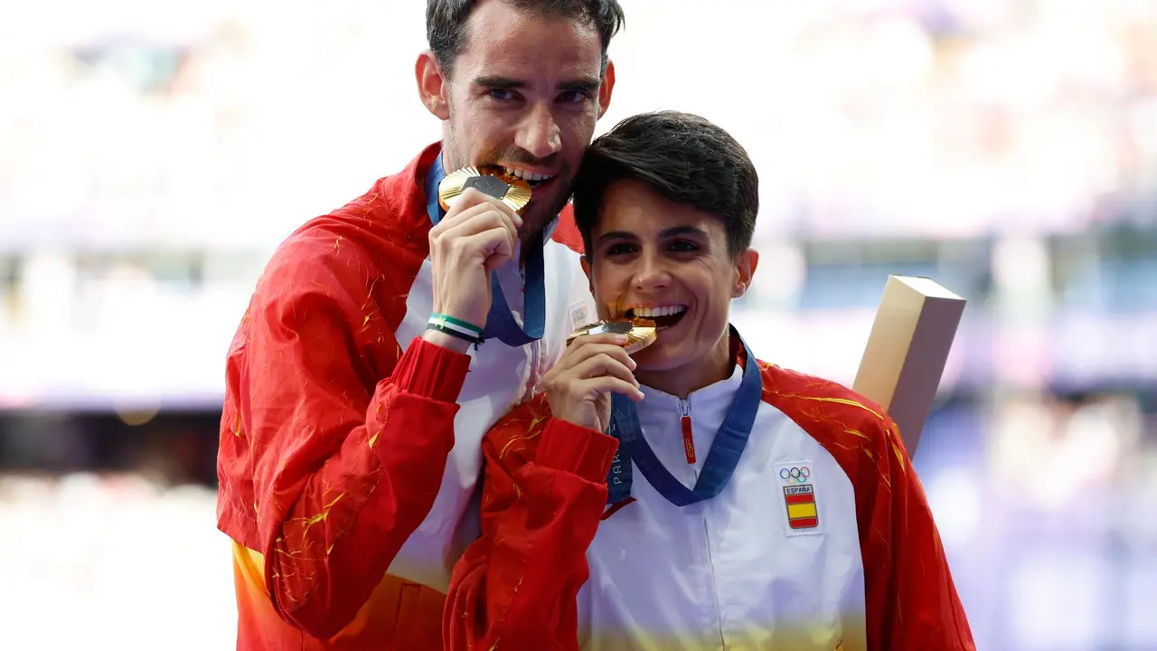 Los espa&ntilde;oles Alvaro Martin (i) y Maria Perez posan en el podio con la medalla de oro conseguida en el marat&oacute;n relevo mixto de marcha. EFE/FRANCK ROBICHON