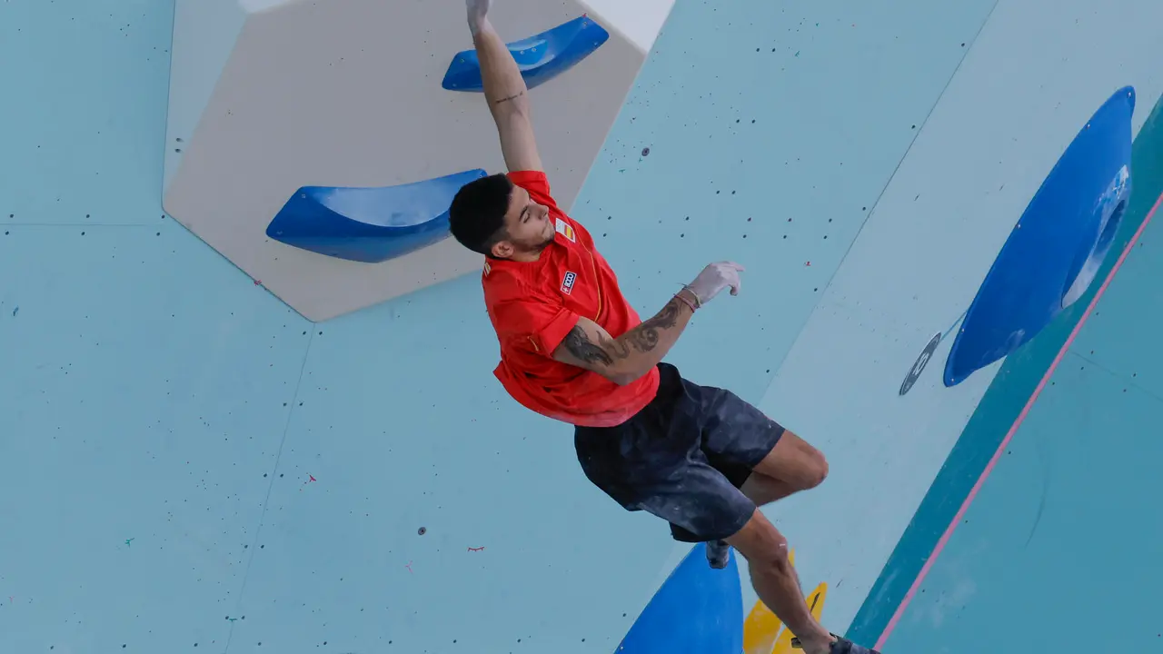 El escalador espa&ntilde;ol Alberto Gin&eacute;s se resbala y cae mientras compite en la final masculina de escalada en la categor&iacute;a de dificultad de los Juegos Ol&iacute;mpicos de Par&iacute;s 2024. EFE/ Lavandeira Jr.
