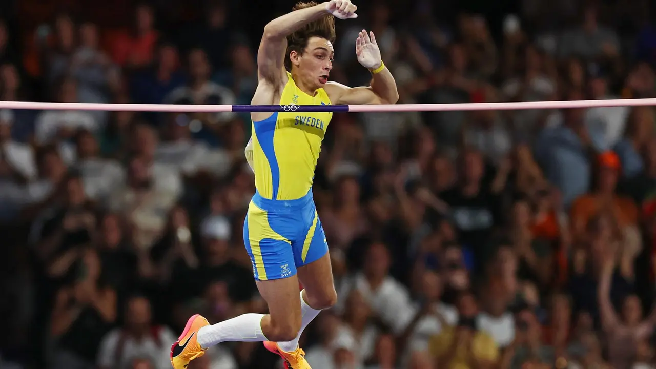 El sueco Armand Duplantis supera el list&oacute;n de 6,25 m para establecer un nuevo r&eacute;cord mundial en la final de salto con p&eacute;rtiga masculino de las competiciones de atletismo de los Juegos Ol&iacute;mpicos de Par&iacute;s 2024, en el estadio Stade de France en Saint Denis, Francia, el 05 de agosto de 2024. (Salto con p&eacute;rtiga, Francia, Suecia) EFE/EPA/ANNA SZILAGYI