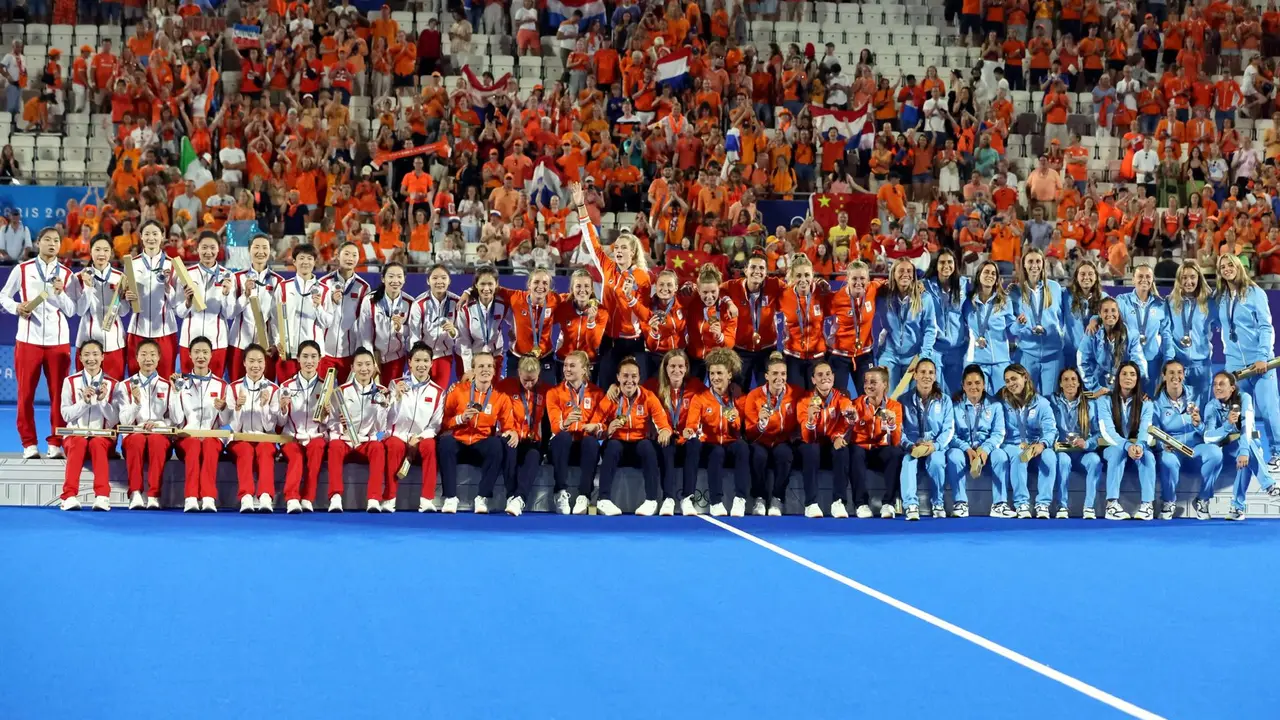 De izq. a der.: China, ganadora de la medalla de plata; Pa&iacute;ses Bajos, la medalla de oro; y Argentina, vencedora de la medalla de bronce en el torneo ol&iacute;mpico femenino de hockey sobre c&eacute;sped. EFE/EPA/YAHYA ARHAB