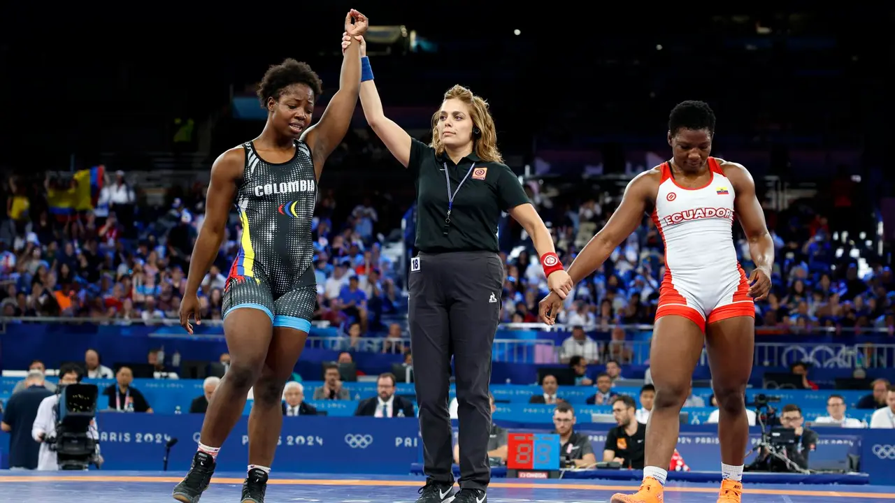 La colombiana Tatiana Renter&iacute;a (I) gana el combate por la medalla de bronce en estilo libre femenino de 76 kg contra la ecuatoriana G&eacute;nesis Rosangela Reasco. EFE/EPA/FRANCK ROBICHON