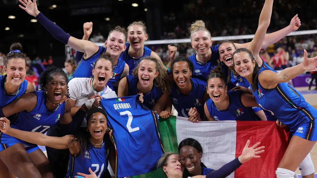 Las jugadoras de Italia celebran despu&eacute;s de ganar el partido por la medalla de oro del torneo femenino de voleibol en los Juegos Ol&iacute;mpicos de Par&iacute;s 2024. EFE/EPA/TERESA SU&Aacute;REZ