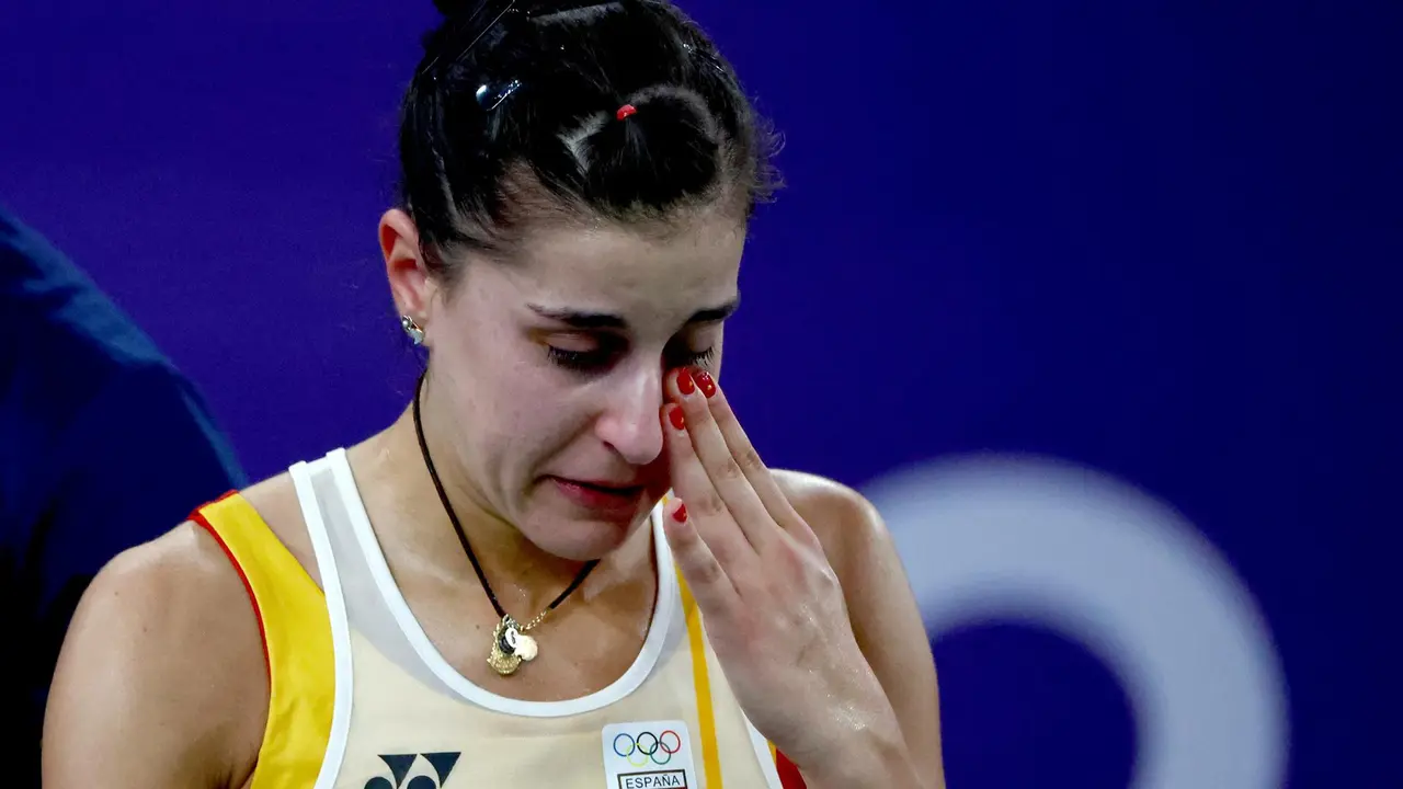 Carolina Mar&iacute;n, en el momento de retirarse de la semifinal del torneo de b&aacute;dminton ol&iacute;mpico, que disputaba ante la china He Bing Jiao, tras sufrir una grave lesi&oacute;n en la rodilla derecha. EFE/EPA/DIVYAKANT SOLANKI