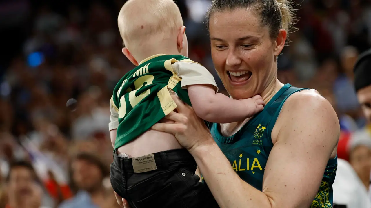 La australiana Sami Whitcomb celebra con su beb&eacute; Reef, despu&eacute;s de ganar la medalla de Bronze en el partido frente a B&eacute;lgica de la competici&oacute;n de Baloncesto femenino en los Juegos Ol&iacute;mpicos Paris 2024 en el South Paris Arena en Par&iacute;s. EFE/CAROLINE BREHMAN
