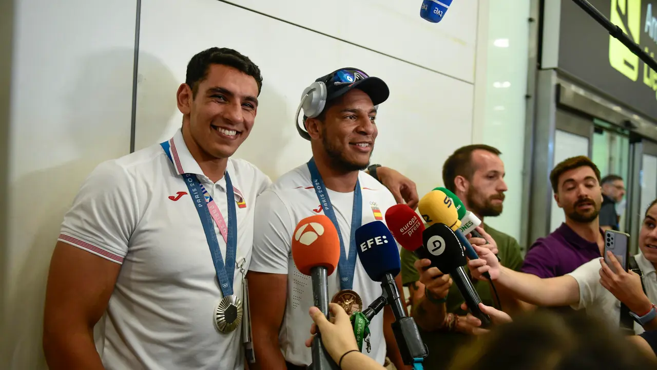 Los boxeadores Ayoub Ghadfa (i) y Enmanuel Reyes Pla posan con sus medallas conseguidas en Par&iacute;s a su llegada este domingo a Madrid. El boxeo espa&ntilde;ol lleg&oacute; a Par&iacute;s 2024 con el objetivo de volver a colgarse un metal, a pesar de que no lo consegu&iacute;a desde S&iacute;dney 2000. EFE/ Victor Lerena