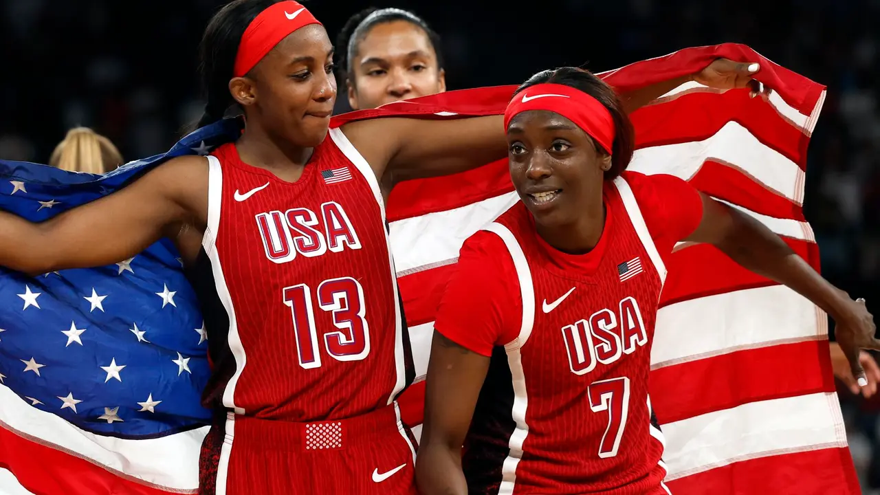 Jackie Young (I) y Kahleah Copper (d) celebran la victoria en la final de baloncesto femenino. EFE/EPA/CAROLINE BREHMAN