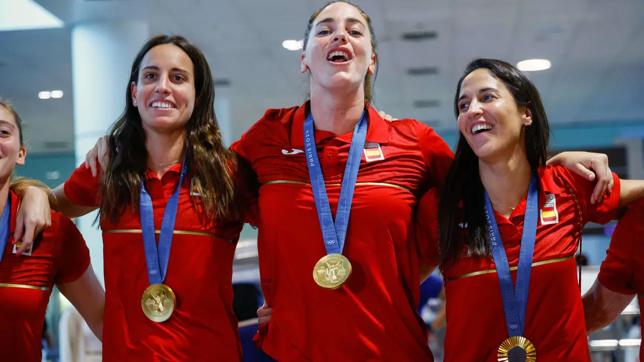 Las jugadoras Anni Espar (i), Maica Garc&iacute;a (c) y Pili Pe&ntilde;a (d) a la llegada de la selecci&oacute;n espa&ntilde;ola femenina de waterpolo, actual campeona ol&iacute;mpica, al aeropuerto de Barcelona, este lunes. EFE/ Quique Garc&iacute;a