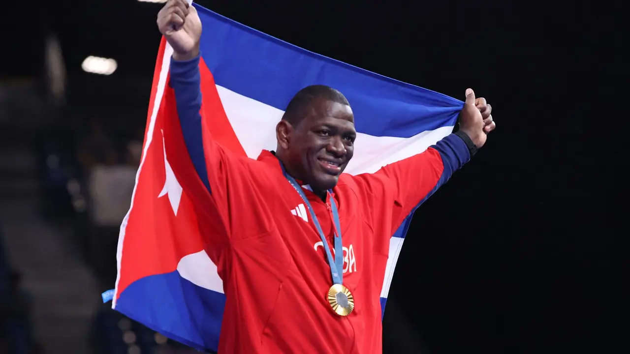 El medallista ol&iacute;mpico cubano Mijain Lopez celebra con la bandera de su pa&iacute;s la medalla de oro obtenida en Par&iacute;s 2024. EFE/EPA/YAHYA ARHAB