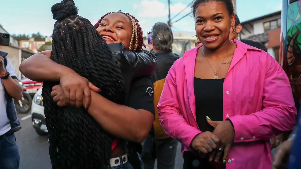 Las hermanas ecuatorianas y medallistas ol&iacute;mpicas, Neisi Dajomes (c) en la categor&iacute;a de -76 kilos, y Angie Palacios (d) en la categor&iacute;a de -71 kilos, saludan a su llegada este lunes a Quito. Ambas ganaron medallas de bronce en levantamiento de pesas en los Ol&iacute;mpicos de Par&iacute;s 2024. EFE/Jos&eacute; J&aacute;come