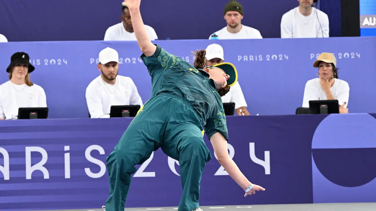 La australiana Raygun, en un momento de su participaci&oacute;n en la ronda de clasificaci&oacute;n del 'breaking' en los Juegos Ol&iacute;mpicos de Par&iacute;s 2024. EFE/EPA/CAROLINE BLUMBERG