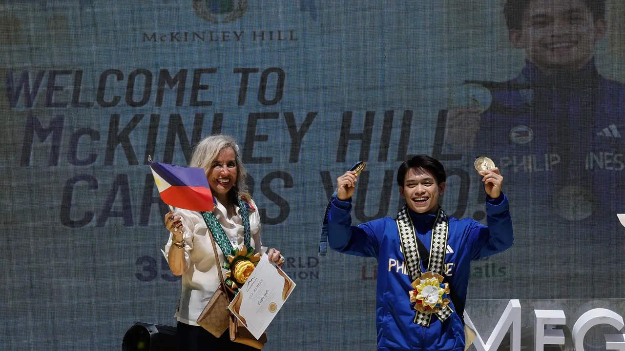 El gimnasta filipino Carlos Yulo, doble oro en los Juegos Ol&iacute;mpicos de Par&iacute;s, durante un acto de celebraci&oacute;n en Manila.EFE/EPA/ROLEX DELA PENA