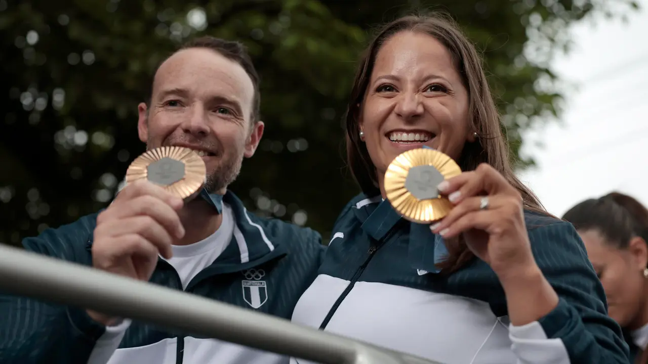 Los tiradores guatemaltecos Adriana Ruano (d) y Jean Pierre Brol, medallistas ol&iacute;mpicos en las pasadas justas de Par&iacute;s, fueron registrados este mi&eacute;rcoles, 14 de agosto, la exhibir sus preseas, durante una caravana de bienvenida, por las calles de Ciudad de Guatemala (Guatemala). EFE/David Toro