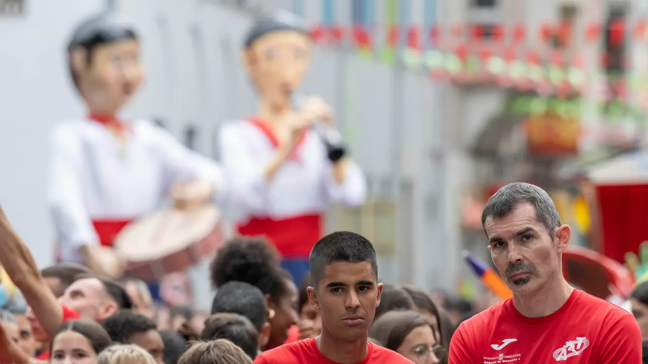 GRAF701. TORRELAVEGA, 18/08/2024.- El atleta Mohamed Attaui (i) durante el desfile de la Gala Floral, acompa&ntilde;ado por todos los miembros de la Escuela Deportiva Municipal de Atletismo, este domingo en la ciudad c&aacute;ntabra de Torrelavega. EFE/Pedro Puente Hoyos