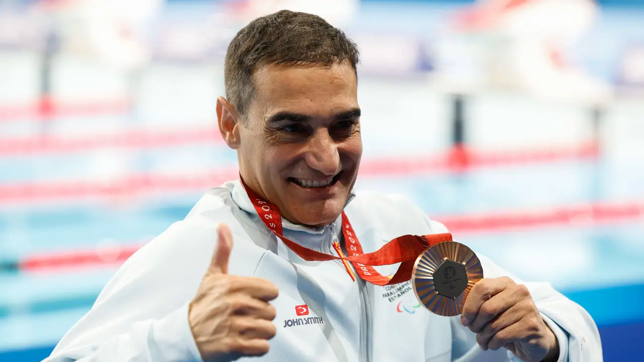 El nadador espa&ntilde;ol Miguel Luque posa con la medalla de bronce de la prueba de 50m pecho SB3 masculino este jueves en los Juegos Paral&iacute;mpicos Par&iacute;s 2024. EFE/Javier Etxezarreta