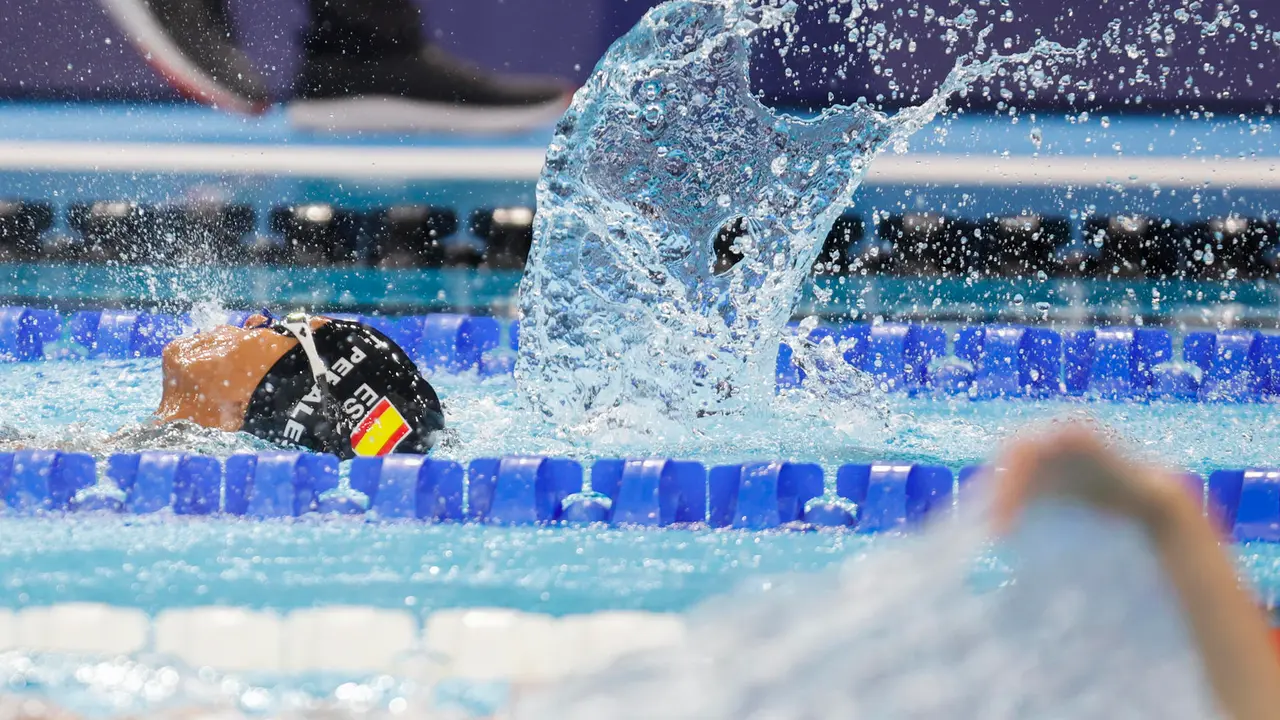 La nadadora espa&ntilde;ola Teresa Perales compite en la final de 50 metros espalda S2 Femenino de los Juegos Paral&iacute;mpicos Par&iacute;s 2024, consiguiendo el bronce, este s&aacute;bado en la capital francesa. EFE/ Javier Etxezarreta