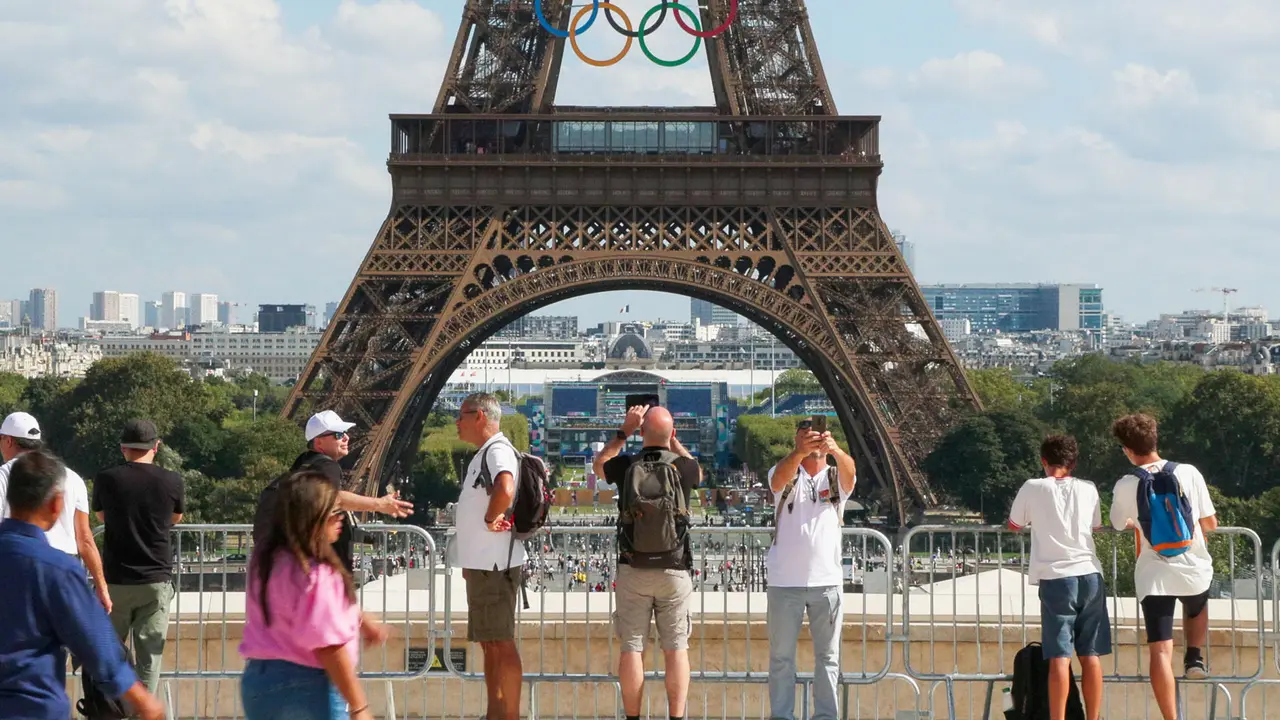 Turistas se toman fotograf&iacute;as ante la Torre Eiffel, decorada con los aros de los Juegos Ol&iacute;mpicos este lunes en Paris. Los herederos del arquitecto Gustave Eiffel est&aacute;n en contra de la intenci&oacute;n de la alcaldesa de Par&iacute;s, Anne Hidalgo, de dejar los anillos ol&iacute;mpicos de forma permanente sobre la emblem&aacute;tica torre de hierro de la capital francesa. "La Torre Eiffel, que se ha convertido en el s&iacute;mbolo de Par&iacute;s y de Francia, tiene una vocaci&oacute;n m&aacute;s amplia que la de estar permanentemente asociada a una organizaci&oacute;n como los Juegos Ol&iacute;mpicos", declar&oacute; este lunes Savin Yeatman-Eiffel, vicepresidente de la asociaci&oacute;n de descendientes de Gustave Eiffel, a la cadena televisiva BFM. Los anillos privar&iacute;an adem&aacute;s a la torre de su papel de plataforma para otros mensajes, como se hace de manera frecuente a trav&eacute;s de, por ejemplo, los cambios en su iluminaci&oacute;n para enfatizar determinadas causas, en opini&oacute;n de los herederos del arquitecto franc&eacute;s.EFE/ Edgar Sapi&ntilde;a Manchado