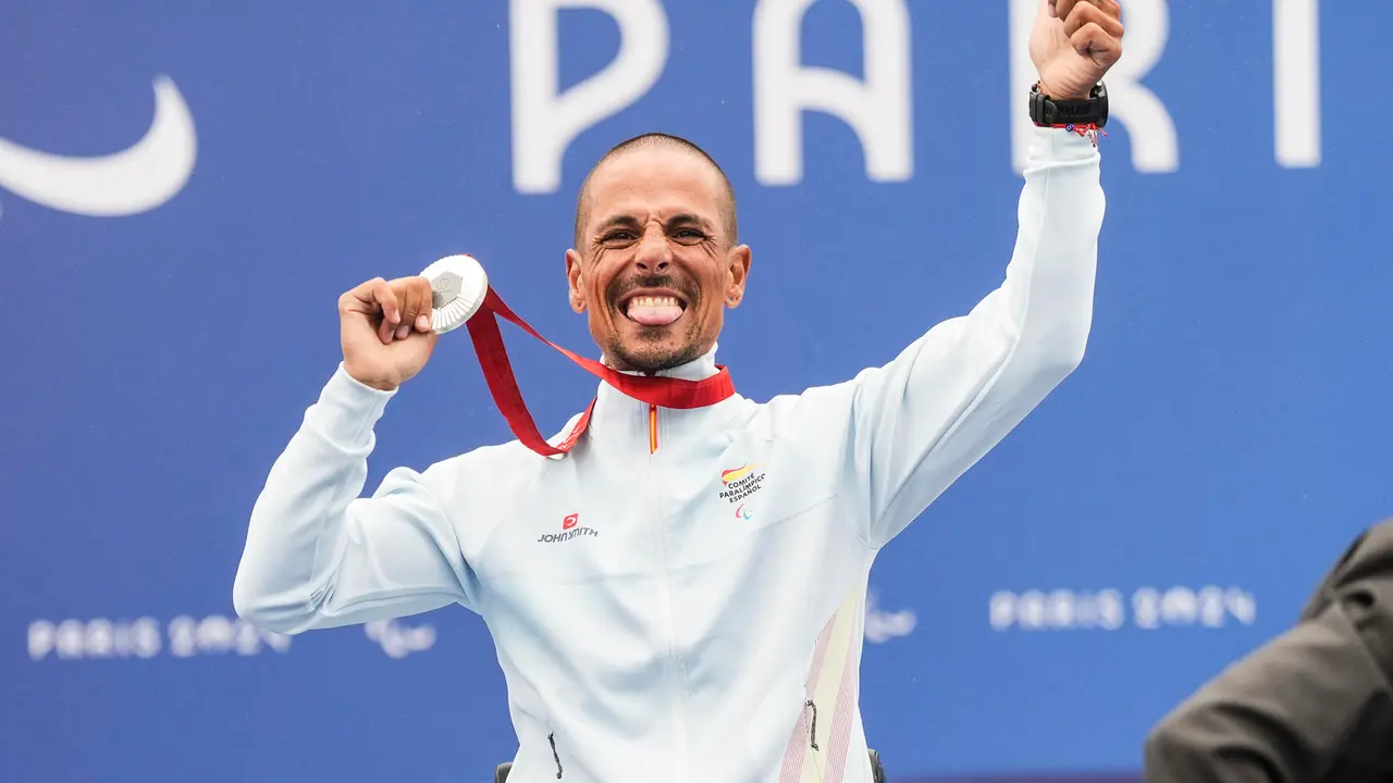 El deportista espa&ntilde;ol Sergio Garrote celebra la medalla de plata en la carrera de ciclismo en ruta H2 Clichy-Sous-Bois de los Juegos Paral&iacute;mpicos de Par&iacute;s este jueves. EFE/ David Ramirez/CPE /