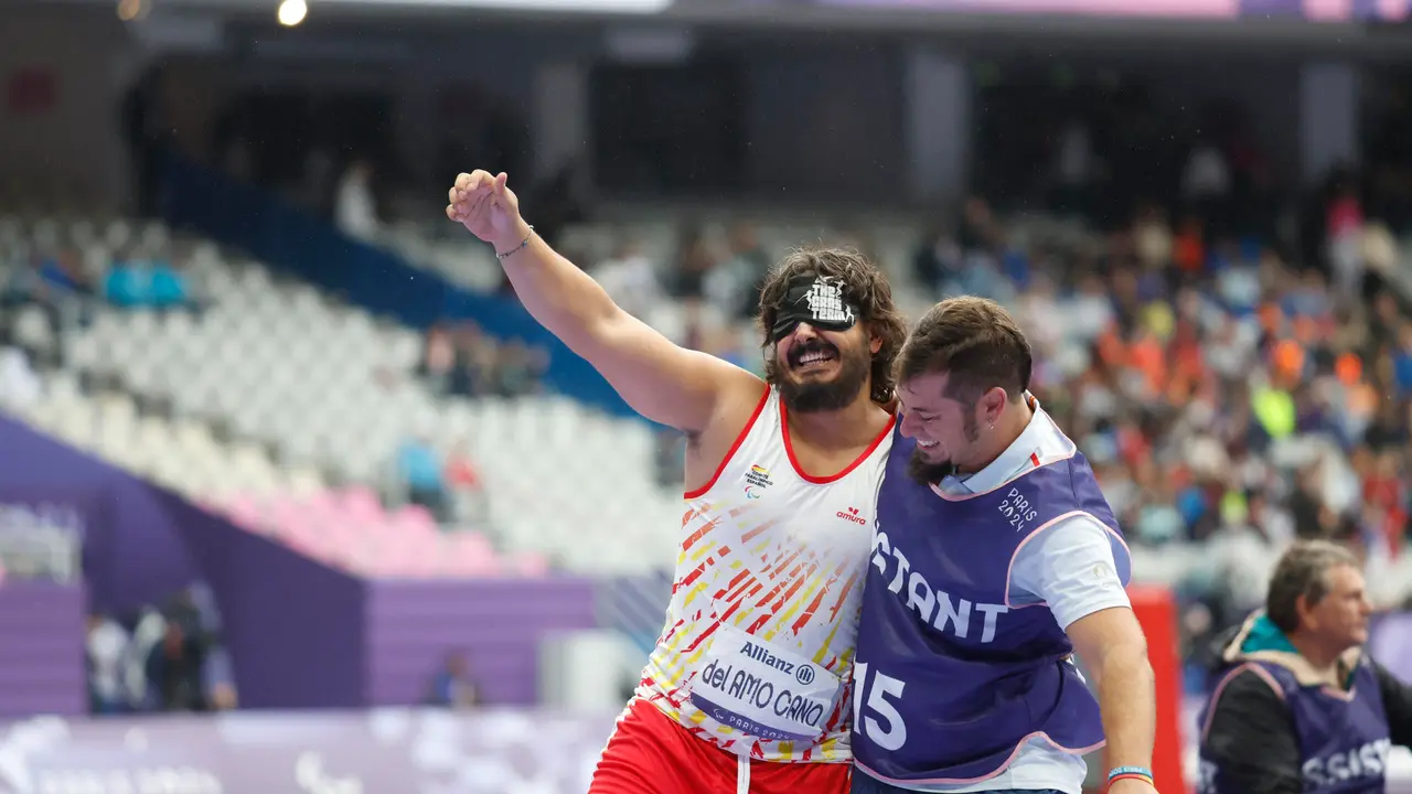 El atleta espa&ntilde;ol &Aacute;lvaro del Amo (i) gana la medalla de bronce en la final de lanzamiento de disco F11 -atletas ciegos- de los Juegos Paral&iacute;mpicos de Par&iacute;s. EFE/ Javier Etxezarreta