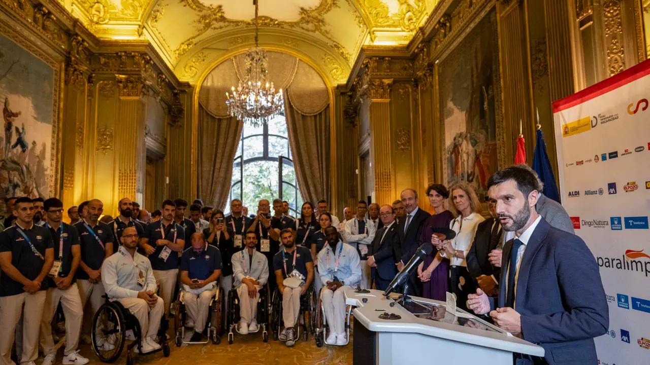 El ministro de Derechos Sociales, Consumo y Agenda 2030, Pablo Bustinduy, durante la recepci&oacute;n a los deportistas paral&iacute;mpicos participantes en los Juegos Paral&iacute;mpicos de Par&iacute;s que se ha celebrado hoy s&aacute;bado en la embajada espa&ntilde;ola de la capital francesa. EFE/Javier Etxezarreta.