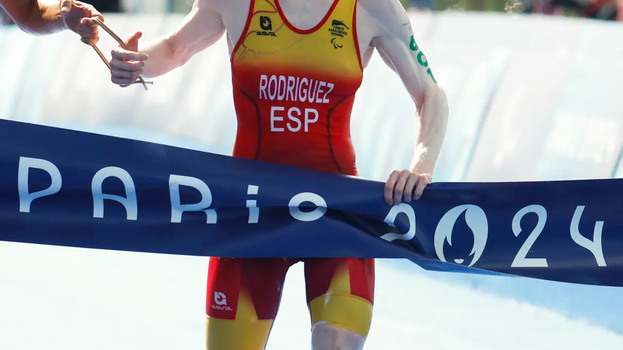 La atleta espa&ntilde;ola Susana Rodr&iacute;guez, acompa&ntilde;ada por su gu&iacute;a, Sara P&eacute;rez (no visible en la foto), consigue la medalla de oro en la final individual de la categor&iacute;a PTVI de para triatl&oacute;n femenino de los Juegos Paral&iacute;mpicos de Par&iacute;s 2024, disputada este lunes en la capital francesa. EFE/Javier Etxezarreta