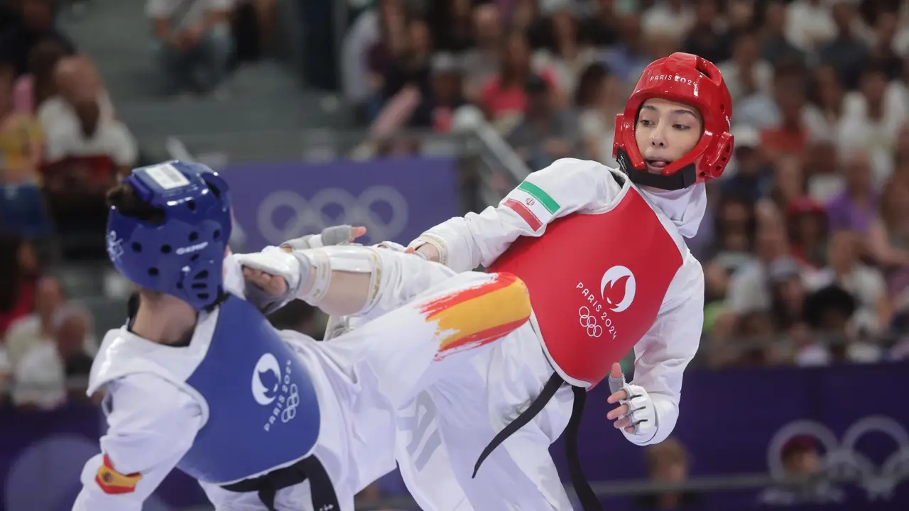 Adriana Cerezo (azul), durante el combate ante la iran&iacute; Mobina Nematzadeh, que le dej&oacute; sin posibilidades de luchar por las medallas en los Juegos Ol&iacute;mpicos de Par&iacute;s 2024. EFE/EPA/TERESA SUAREZ