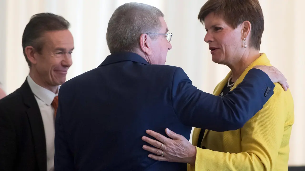 Nicole Hoevertsz (d), vicepresidenta del COI, saluda al presidente Thomas Bach (c) durante una reuni&oacute;n de la Ejecutiva del organismo. EPA/LAURENT GILLIERON/Archivo