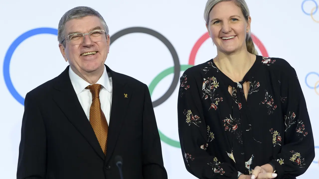 Foto de archivo de la zimbabuense Kirsty Coventry (D), nueva presidenta del Comit&eacute; Ol&iacute;mpico Internacional, junto al alem&aacute;n Thomas Bach, su antecesor en el cargo. EFE/EPA/LAURENT GILLIERON